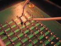 A LED negatív lábához kell kötni az általa vezérelni kívánt eszközt, azon az oldalon