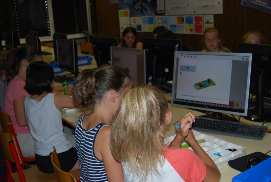 (: Bikkes Eszter, Sármay Fanni, Gál Zsófia Robotika u Puconcima Drugi dan u Puconcima smo radili robote koji su se mogli kretati, skenirati, ubrzati, zastati, ali to su bili lego-roboti pa nismo