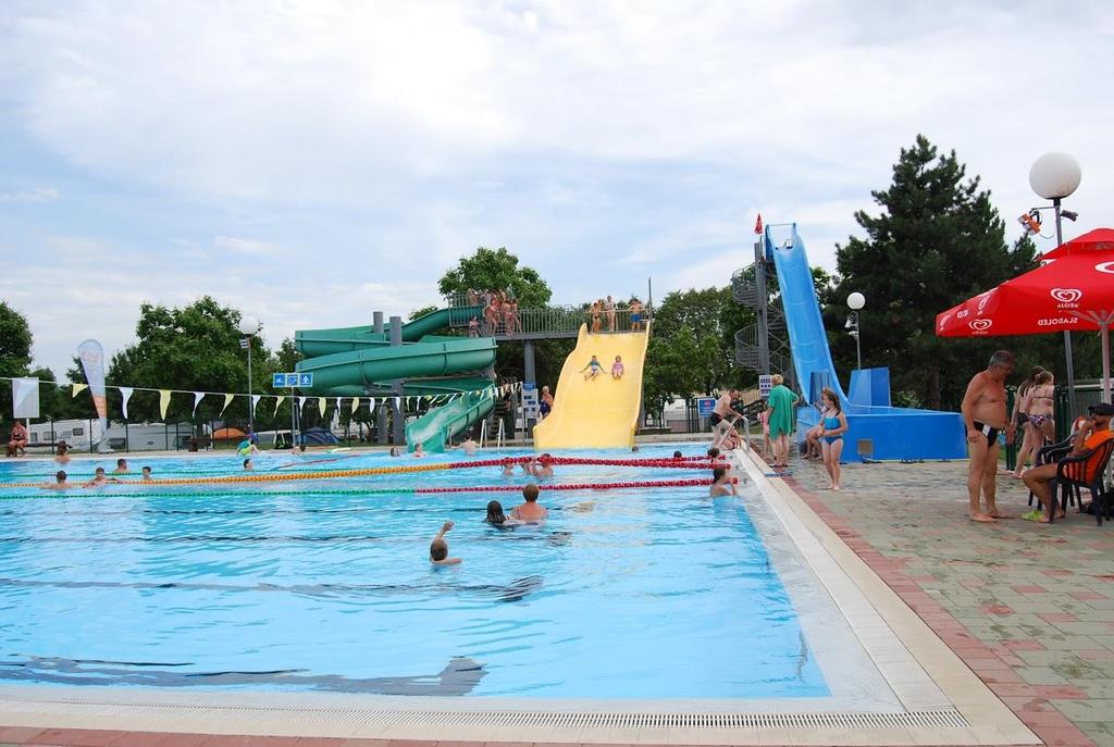 Kopanje v termah Lendava Danes ob dveh smo se po interesnih dejavnostih odpravili na sproščanje v Terme Lendava. Kopali smo se tri ure. Vozili smo se po toboganih in hodili iz bazena v bazen.