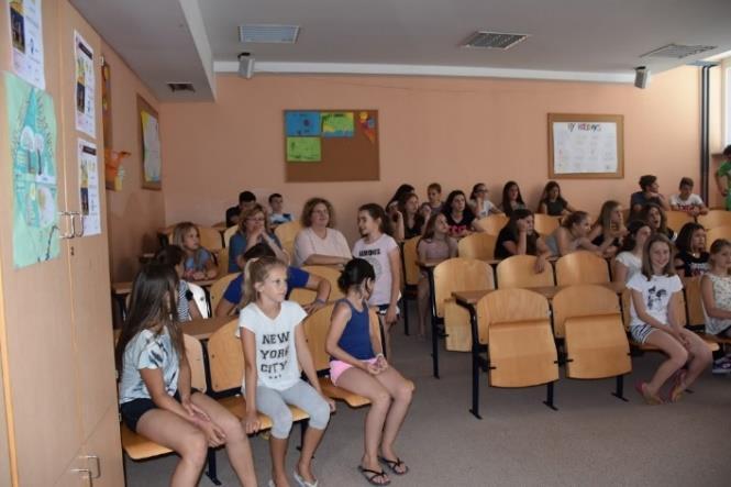 Vzeli smo šolski teleskop in ga