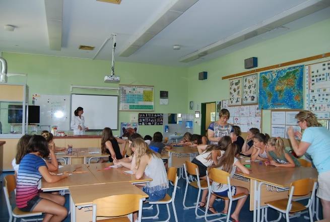 A gemkapcsokat először hajtsuk úgy, hogy kampό formályuk legyen! A kisebb részére tegyünk hurkot, a végét pedig egyenesítsük ki! Ezeket ragasszuk fel az elem két végére a szigszalaggal!