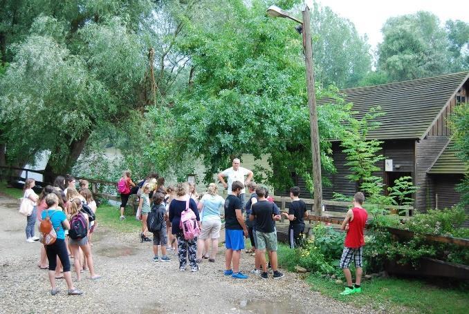 Otok ljubezni Ob treh smo se odpravili na otok ljubezni. Ko smo prišli smo se najprej odpravili na brod, saj je začelo deževati. To smo naredili z namenom, da nebi bili mokri.