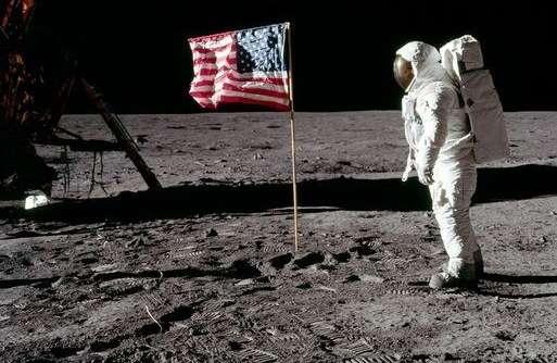 A holdraszállás 33. Buzz Aldrin a lobogó előtt Az eddigi küldetések bebizonyították, hogy holdraszállás műszaki feltételei adottak, az űrhajósok kiképzése megfelelő.