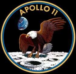 16 34. Az Apollo-11 jelvénye 35. Az Apollo-11 indítása A Földön egy nagy hangárban, homokos tesztpályán gyakorolták a holdséta feladatait űrruhában.
