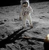 A parancsnok körbe járta a holdkompot, hogy minden rendben van-e és biztonsági mintát vett a Hold felszínéről. Ez után adott engedélyt Aldrin kiszállására. 38. Aldrin a létrán 39.