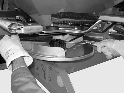 sérülésekhez vezethet a mechanika és a kiszóródó anyag miatt. A szórótárcsákat soha ne szerelje fel vagy le járó motor vagy a traktor forgó erőleadó tengelye mellett.