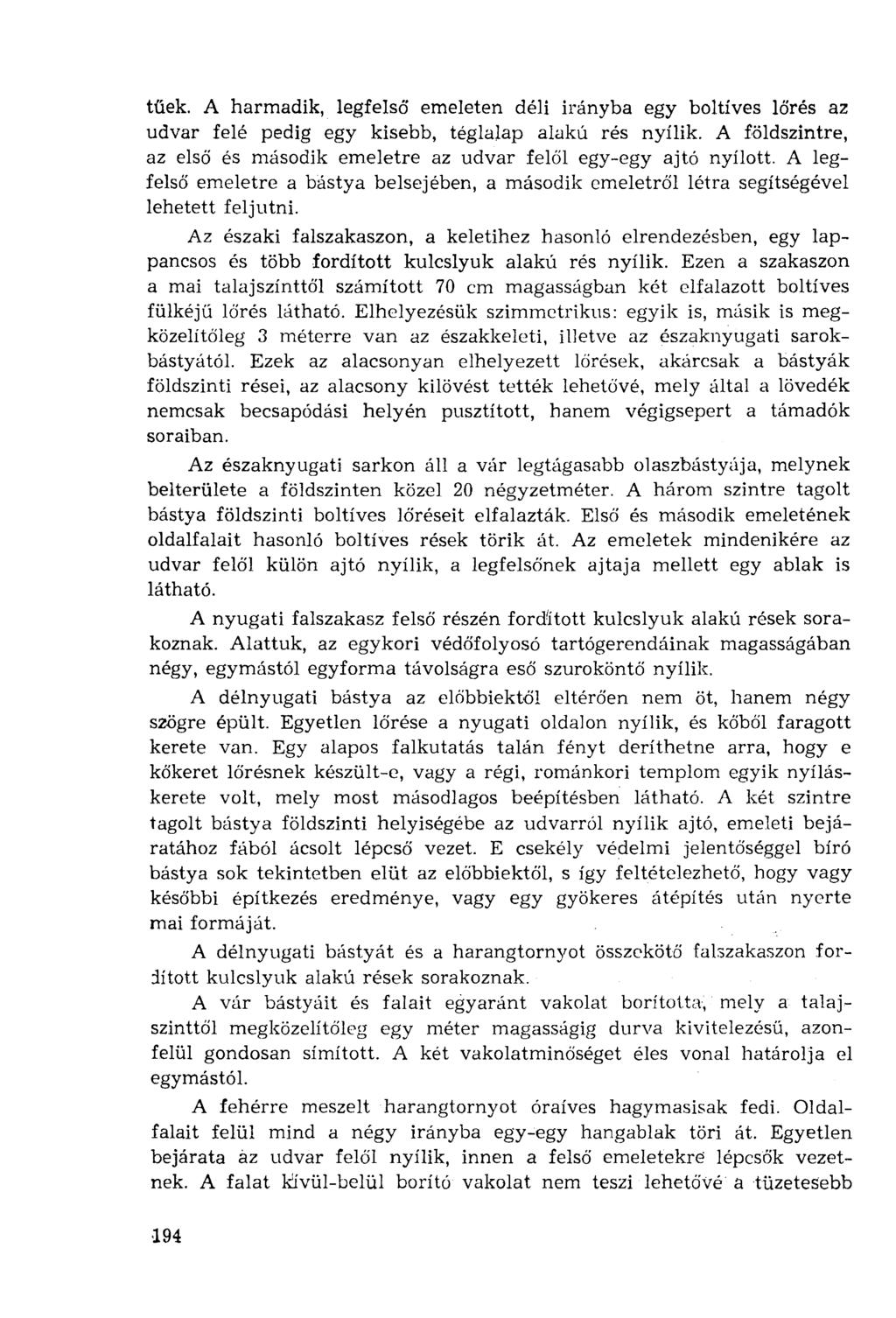 tűek. A harmadik, legfelső emeleten déli irányba egy boltíves lőrés az udvar felé pedig egy kisebb, téglalap alakú rés nyílik.