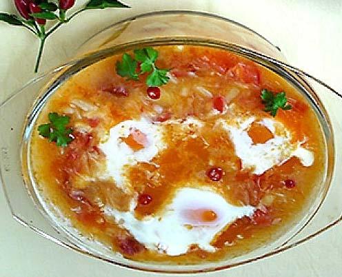 burgonya, 100 g vöröshagyma, 100 g paradicsom, 1 ek olívaolaj, 20 g vaj, 150 ml joghurt, 1 ek tönkölybúzaliszt, 2 csipet kurkuma, 1 csokor friss tárkony, 1 csokor petrezselyemzöld, 1 szál lestyán,