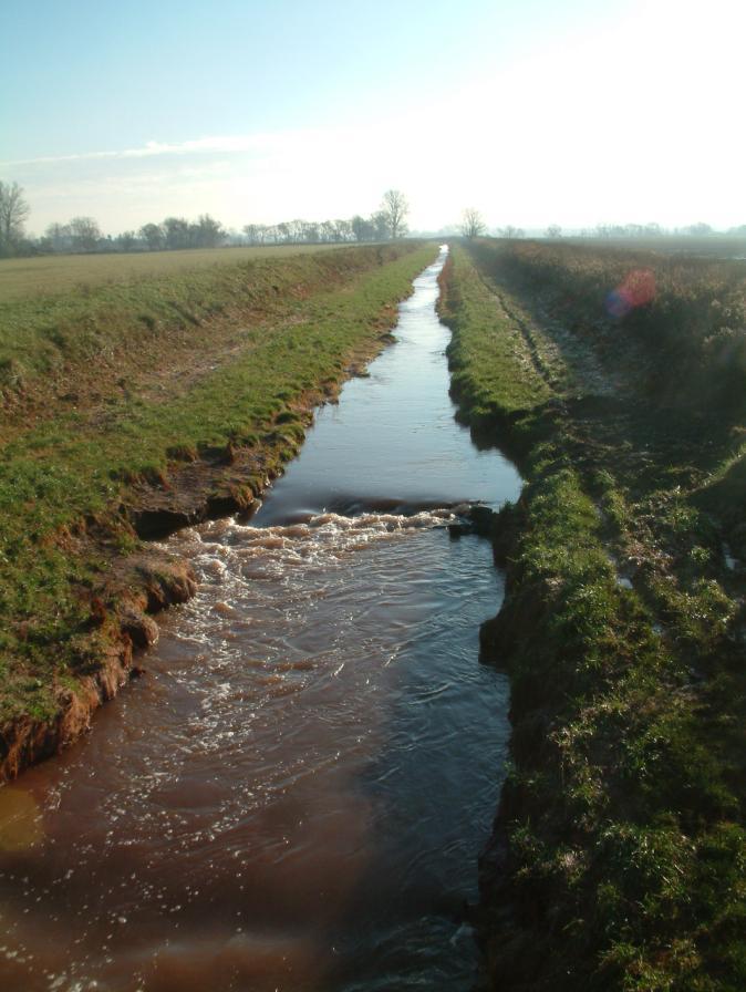 Kolontár térsége A kőszórás a Kolontár és Devecser közötti Szentkúti hídnál, a Torna-patak 23+220 km szelvényében került kialakításra. A visszaduzzasztott víz a padkát nem éri el.