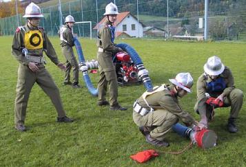 kát a tömlő- és vízcsoport között elősegítsük, a gépkezelőnek megengedett, hogy a kapcsolandó, vagy a már kapcsolt tömlők felemelésekor, illetve lerakásakor fel és a le parancsszavakat, vagy az