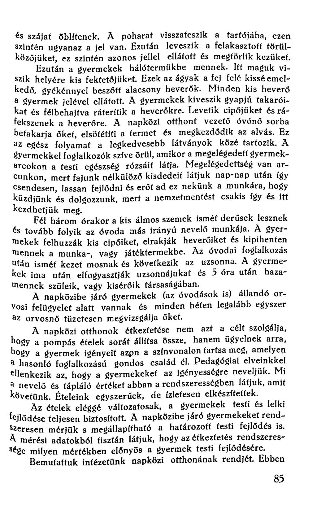 és szájat öblítenek. A poharat visszaíeszik a tartójába, ezen szintén ugyanaz a jel van. Ezután leveszik a felakasztott törülközőjüket, ez szintén azonos jellel ellátott és megtörlik kezüket.