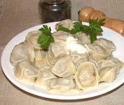 Пельмень Маленький пирожок из пресного теста с начинкой, обычно из мясного фарша, слепленный наподобие ушка и сваренный в воде или бульоне.