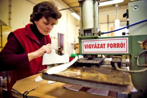 hálózsákokban és sportruházati cikkekben, gépkocsiban töltőanyag ülésekhez, ajtó-, tető-, padló-, kalaptartó-
