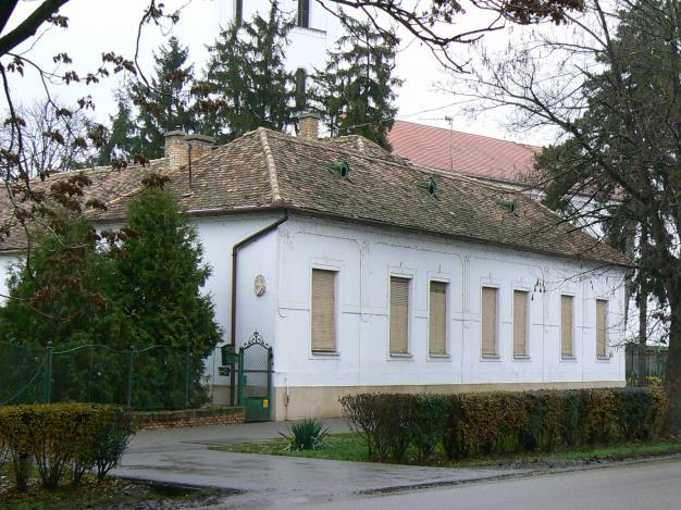Védett érték sorszáma: 1. Református lelkészlak A védett érték leírása: Barokk stílusban épült a XVIII. Században (1794). A XX. Században átalakították.