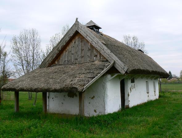 kéménye, padkája őrzi a népi építészet jellegzetességeit.
