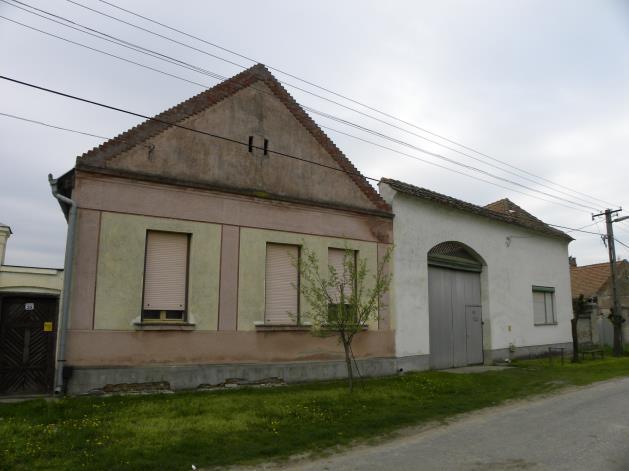 Védendő érték sorszáma: 21. A védendő érték leírása: Zártsorú beépítés szárazkapu bejáratokkal. Javasolt a beépítési forma megőrzése.