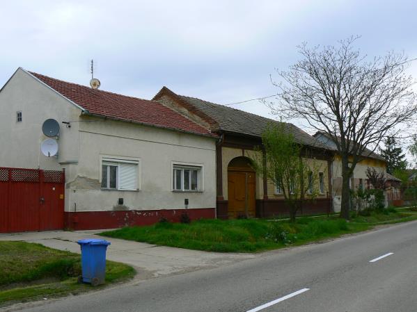 Védendő érték sorszáma: A védendő érték leírása: 22. Utcaképi védelem Zártsorú beépítés szárazkapu bejáratokkal. Példája az Ady Endre úton.