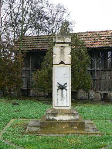szabadságharc emlékkertje obeliszkkel. Javasolt az emlékmű megőrzése.