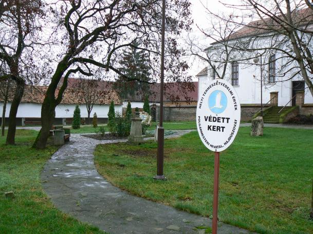 Védett érték sorszáma: 1. Templomkert kultúrtörténeti érték Helyi jelentőségű védett természeti terület A védett érték leírása: A templomkert növényeggyüttese védelem alatt áll.