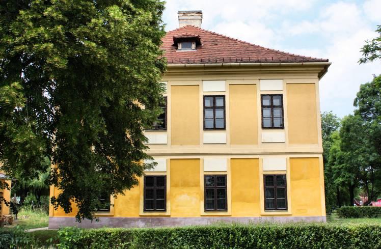 Lépcsőháza boltozott, a lépcsőket fa bábkorlát szegélyezi.