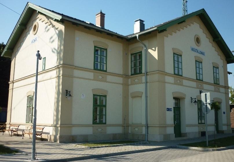 6. Vasútállomás épülete A két szintes, klasszikus állomásépület hosszanti