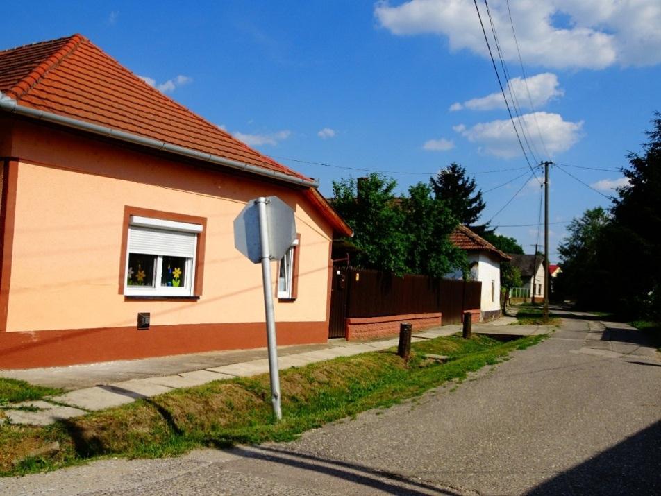 Az átépülő településrész egyes utcaszakaszai sok esetben hasonlóságot mutatnak, majd más tipusú házakkal folytatódnak.