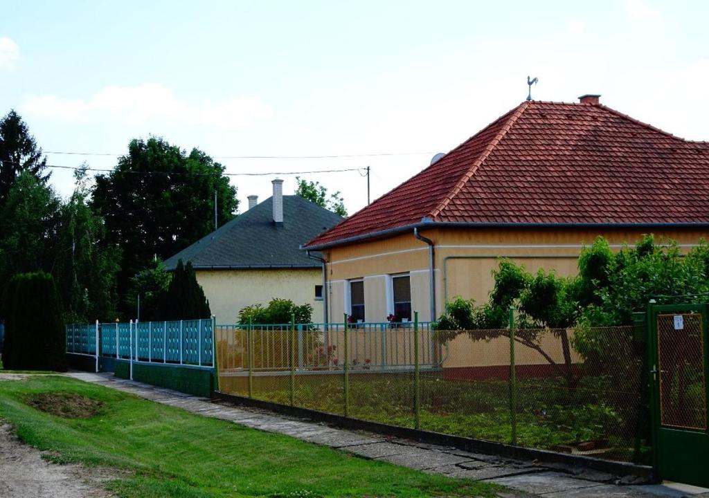 A kockaházak oldalhatáron állóan, előkerttel, melyet jellemzően virágoskertként használtak, épültek.
