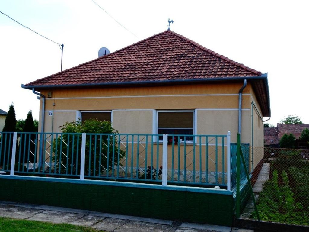 hasonló színárnyalatot használtak a kőporozott felületen.