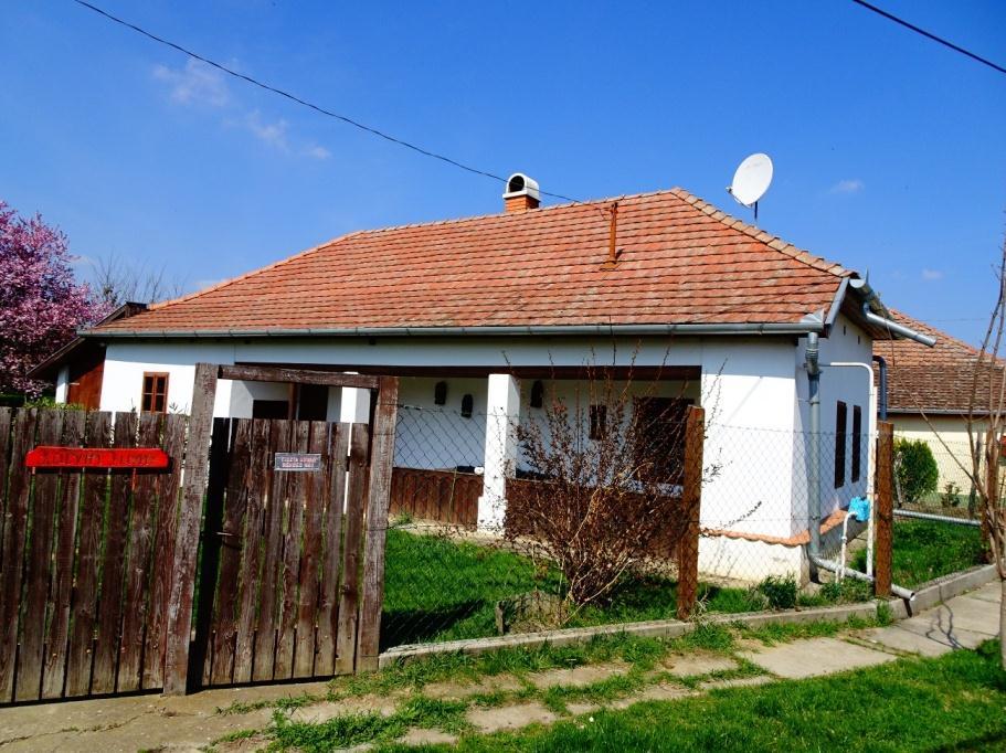 Jellegzetes a falazott oszlopos alátámasztás, maga az oszlop, robosztus, vastag, sokszor kör, vagy sokszög alakú. Jellemzően van talapzata és fejezete és fölső irányban karcsúsodik.