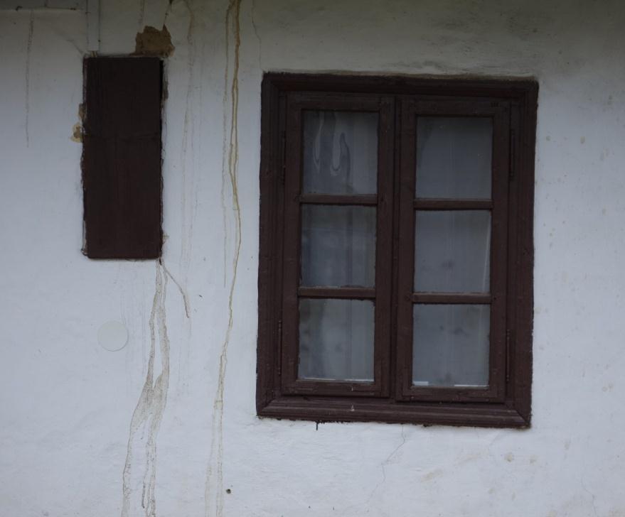 ABLAKOK Sokszor mondják az ablak a ház szeme. Elképzelhetetlen a ház ablak nélkül, amely egyszerre jelenti a világosságot, a fényt, a kapcsolatot a külvilággal.
