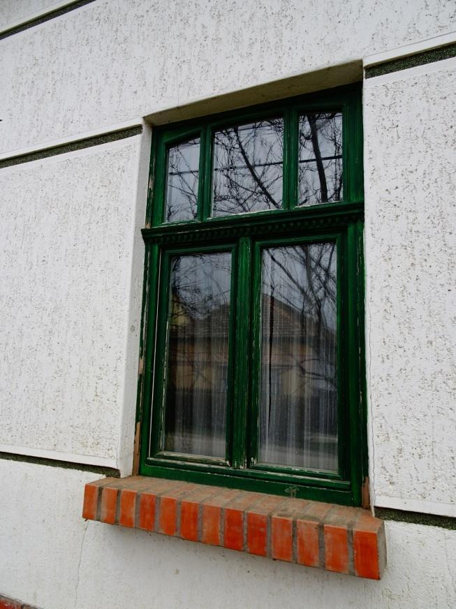 A polgári házak egyszerűbb ablaka méretében tűnik ki a népi