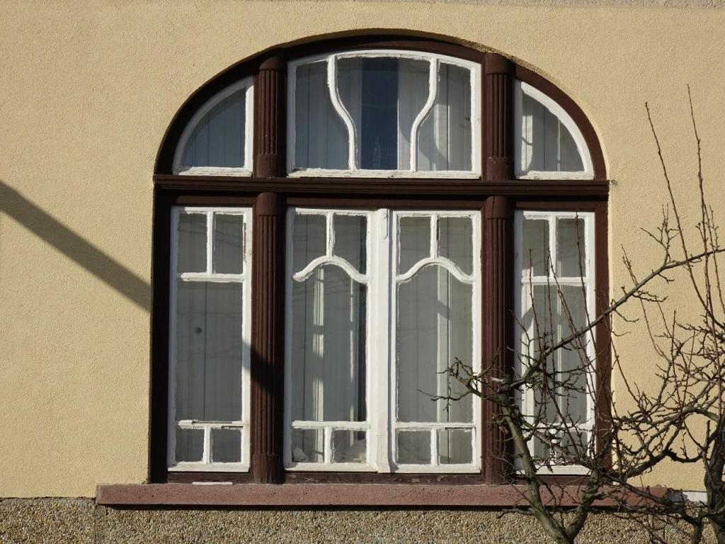 Polgári lakóház díszes ablaka, egyedi ablakosztásokkal, az árnyékolást elősegítő belső ablaktáblákkal.