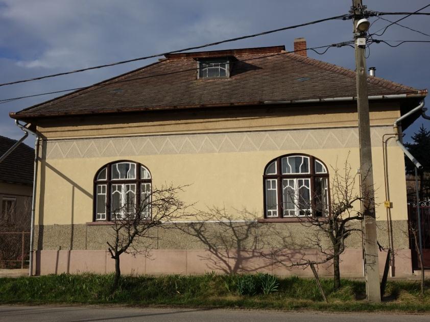 A saroktelken elhelyezkedő épület mindíg több építészeti lehetőséget rejt magába, mint a beékelődő épületek, mert két utcai homlokzata is nyit a