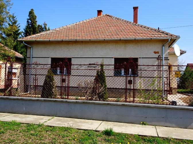 Megfigyelhető a két homlokzat különbözősége, ugyanakkor a burkolótégla és az egyforma nyíláskeretezés révén mégis egységes homlokzatot alkot.