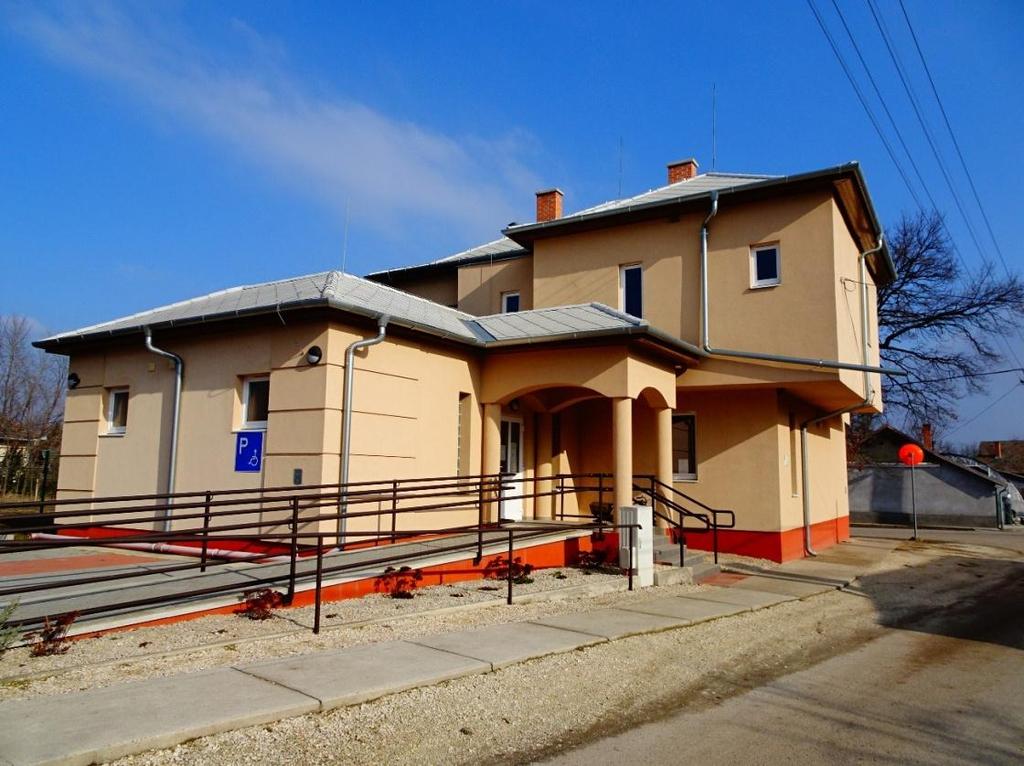 A homlokzati színek visszafogottak, harmonizálnak a készülő kerítés oszlopaival.