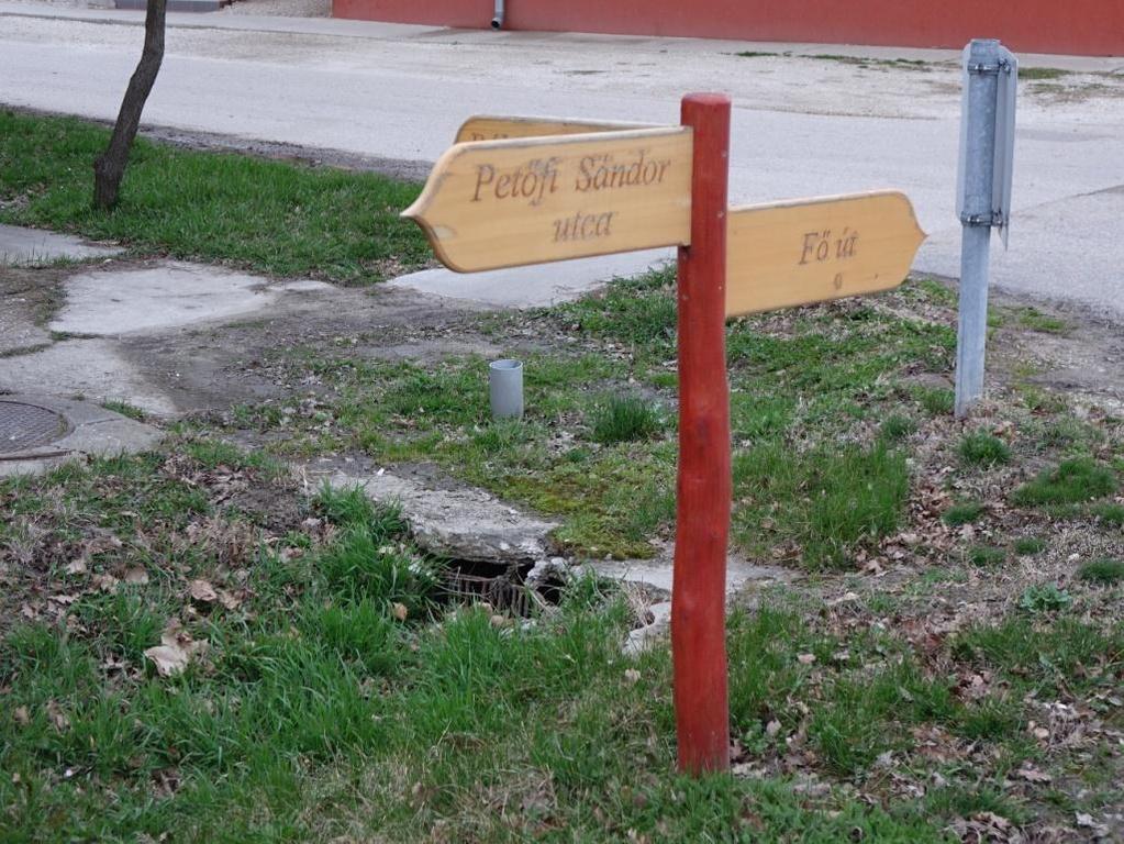 A település egészére nem jellemzőek a nagy reklámtáblák, a neon felíratok.