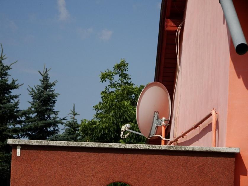 A napelemek tetősíkon történő elhelyezésénél lehetőleg ne az utcai tetőfelületre helyezzük a napelemeket és ne borítsa be az egész tetőfelületet.