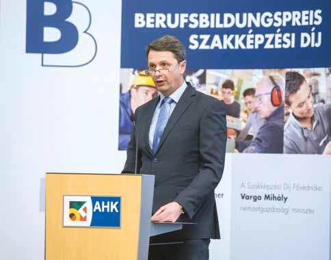 A Díjazottak Cseresnyés Pétertôl, a Nemzetgazdasági Minisztérium munkaerôpiacért és képzésért felelôs államtitkárától, Dr.