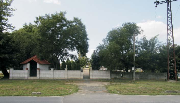 A bejárat jobb és bal oldalán 300 300 méter hosszan.