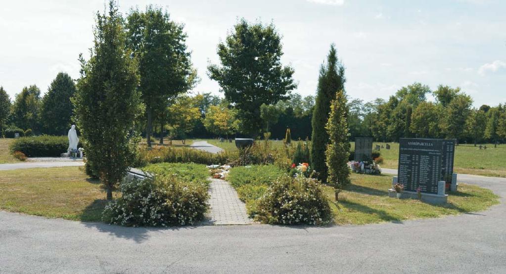 Panteonszerű épület felépítése a szóróparcella fölé és a vizes