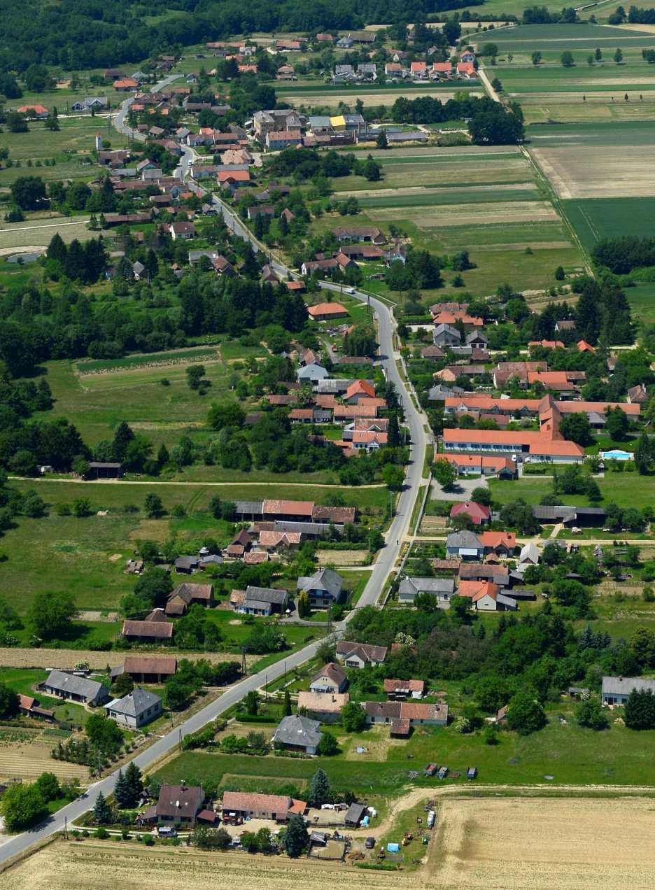 Ritkábban, de láthatunk itt utcával párhuzamos gerinccel épült épületeket is. A település e része rendezett, utcás jellegű településformát mutat.