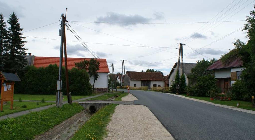 század beavatkozása. A régi lakó- és gazdasági épületek mellett megjelentek és számosak az 1960-as évek kockaházai is. Ez visszavezethető a kerámiagyár aranykorára.