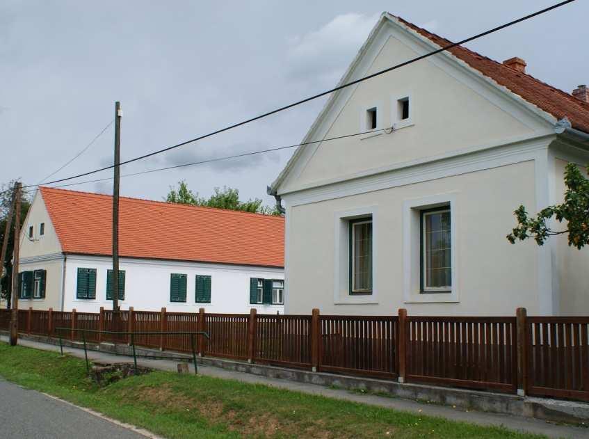 A településrészre jellemző az oldalhatáron álló, utcára merőlegesen épített lakóépület a mögötte lévő gazdasági épülettel.