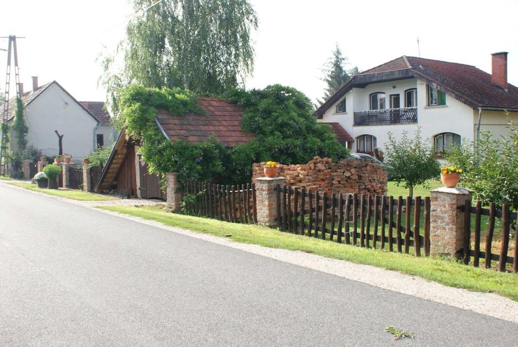 zsinórok mutatják a telekhatárokat. Sok helyen látható, hogy a telkek határvonalát a gyep gondozottsága mutatja, nem áll a szemünk útjába semmi, a festői táj akadályok nélkül kibontakozhat.