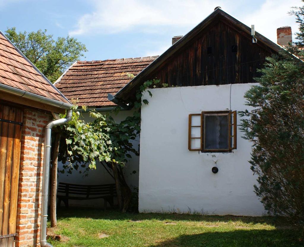 4 Bevezetés Ez a könyv nem tiltani akar. Ez a könyv tanítani szeretne.
