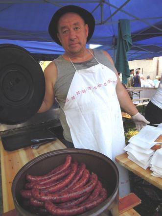 Poton si ohuolíš cesnak, pokrájaš, dáž do rajňički. Pridaj aj troška ružovej papriki. A ňezabudni miešať,ľebo ag bi ťi prihorela zápraška, fasuľa bi bola horká.