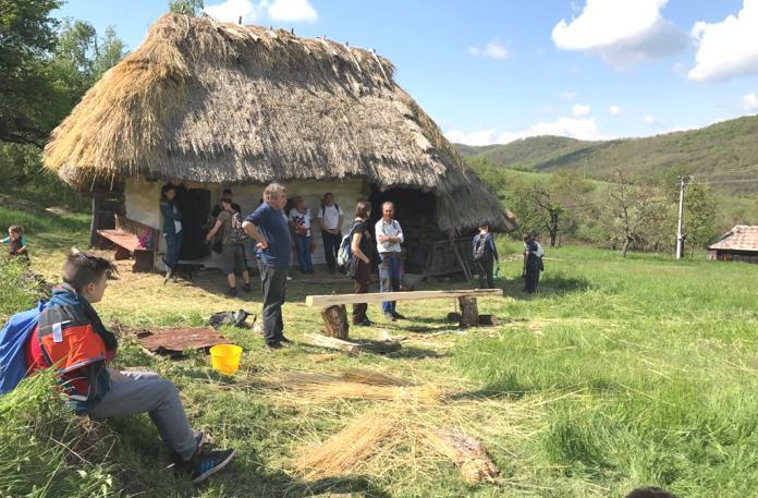 strana 14 Hontiansko-ipeľské osvetové stredisko v spolupráci s MO MS Hrušov pracuje momentálne na rozpracovanom projekte, pod názvom Tradičná ľudová kultúra obce Hrušov.