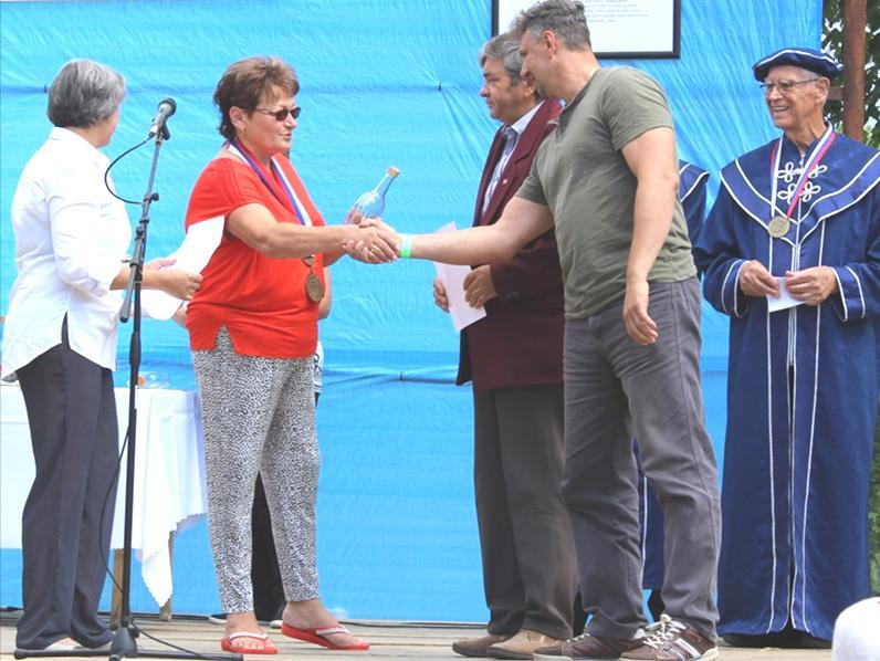 strana 16 REKUS Kvôli poobedňajšiemu dažďu sa kultúrny program presunul do kultúrneho domu priamo k ochutnávke destilátov, čo dobrú náladu ešte viac umocnilo.