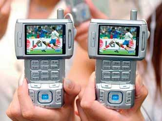 A most debütáló Nokia 6630 Music Edition vagy Motorola ROKR E1 körülbelül száz számot képes tárolni memóriakártyáján, de ha komolyabb zenei élvezetekre vágyunk, akkor érdemes lesz várni jövő év