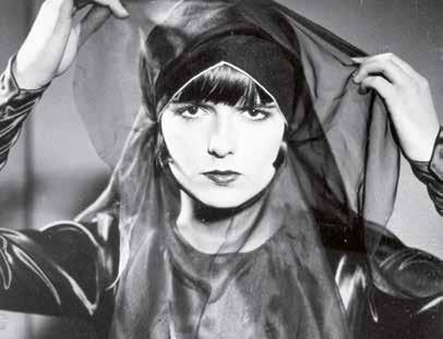PANDORA SZELENCÉJE Die Büchse von Pandora Pandora s Box 1929, német German Intertitles/magyar felirat/english Subtitles (155 ) Bevezető/Introduction by Martin Koerber (Deutsche Kinemathek) A Pandora